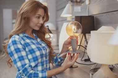 Çevre dostu aydınlatma için güzel kadın alışverişi