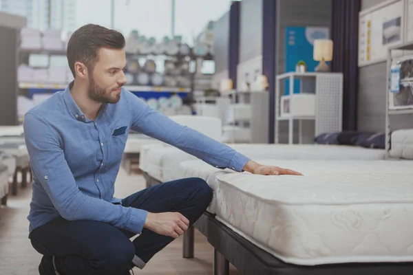 Hombre guapo de compras en la tienda de muebles — Foto de Stock