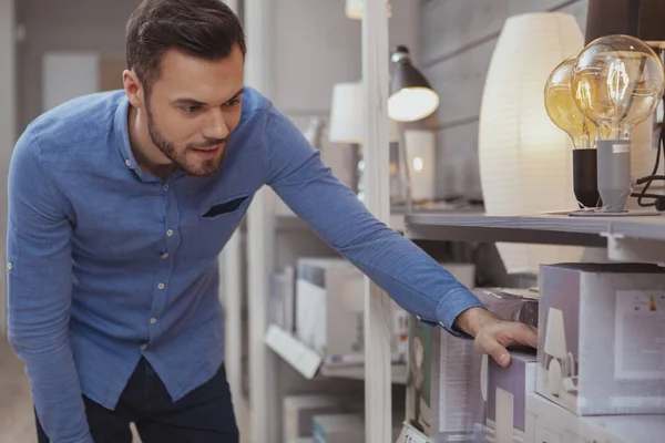 Hombre guapo de compras en la tienda de muebles — Foto de Stock