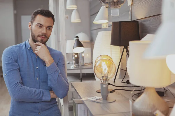 Hombre guapo de compras en la tienda de muebles —  Fotos de Stock