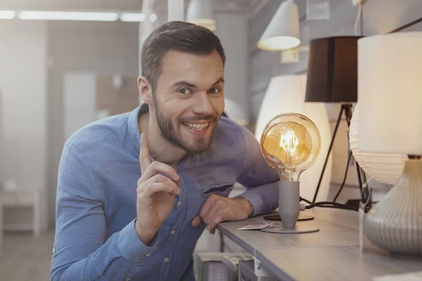 Hombre guapo de compras en la tienda de muebles — Foto de Stock