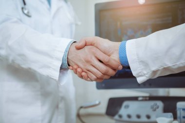 Erkek doktorlar hastanede eller sallayarak