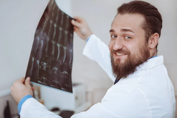 Manlig läkare undersöker röntgen skanning på sitt kontor — Stockfoto
