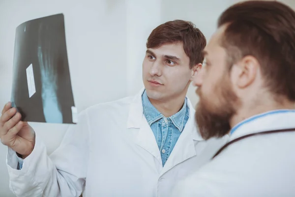 Due medici maschi che discutono di radiografie in ospedale — Foto Stock