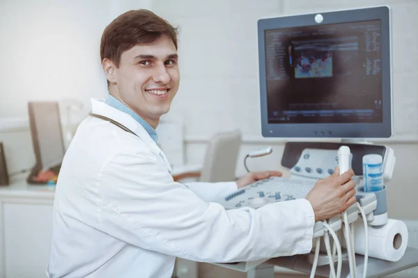 Alegre médico utilizando el escáner de ultrasonido en el trabajo —  Fotos de Stock