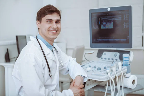 Gladlynt läkare med ultraljudsscanner på jobbet — Stockfoto