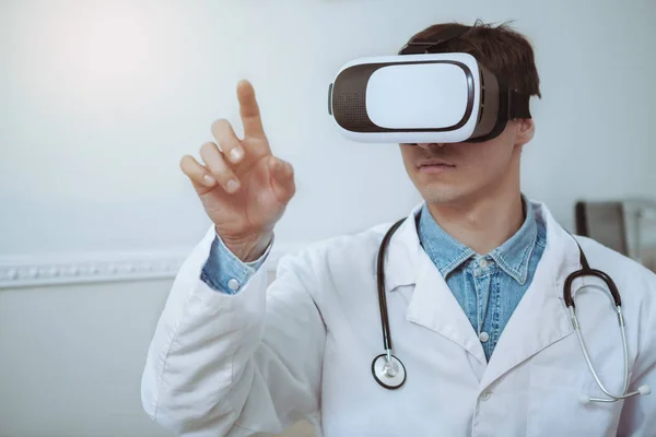 Male doctor using 3d virtual reality glasses at work — Stock Photo, Image