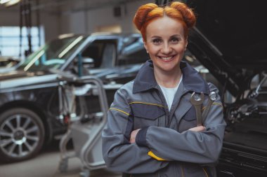 Araba servis istasyonunda çalışan kadın tamirci.