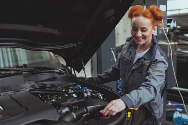 Meccanica donna che lavora alla stazione di servizio auto — Foto Stock