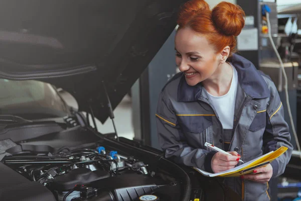 Mecánica femenina trabajando en la estación de servicio de automóviles — Foto de Stock