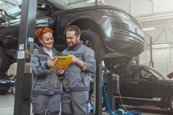 Dos mecánicos reparando un coche — Foto de Stock