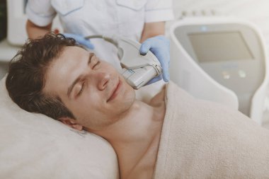 Yakışıklı adam yüz cilt bakımı tedavisi alıyorum