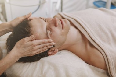 Yakışıklı adam yüz cilt bakımı tedavisi alıyorum