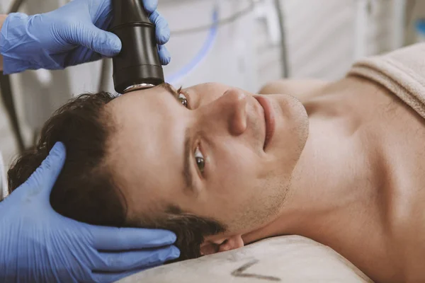 Bonito homem recebendo tratamento de pele facial — Fotografia de Stock