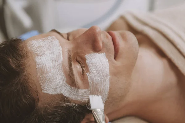Yakışıklı adam yüz cilt bakımı tedavisi alıyorum