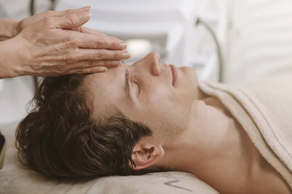 Bonito homem recebendo tratamento de pele facial — Fotografia de Stock