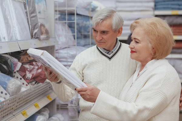 Любимая пожилая пара делает покупки в мебельном магазине — стоковое фото