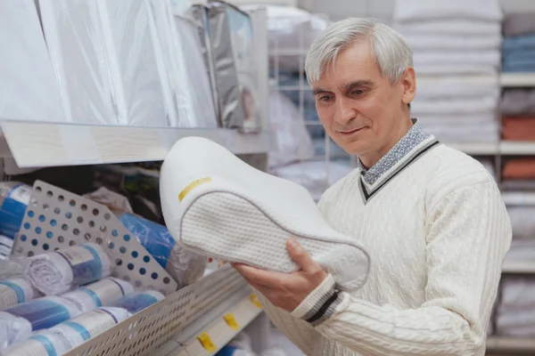 Uomo anziano shopping al negozio di articoli per la casa — Foto Stock