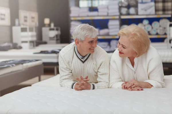 Любимая пожилая пара делает покупки в мебельном магазине — стоковое фото