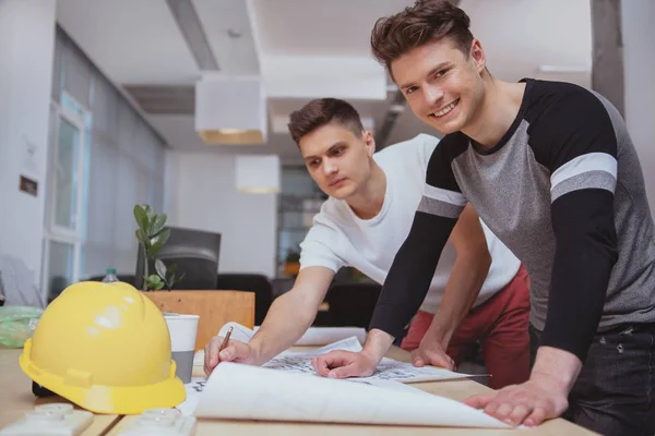 Werkgroep ingenieurs werkt samen op kantoor — Stockfoto