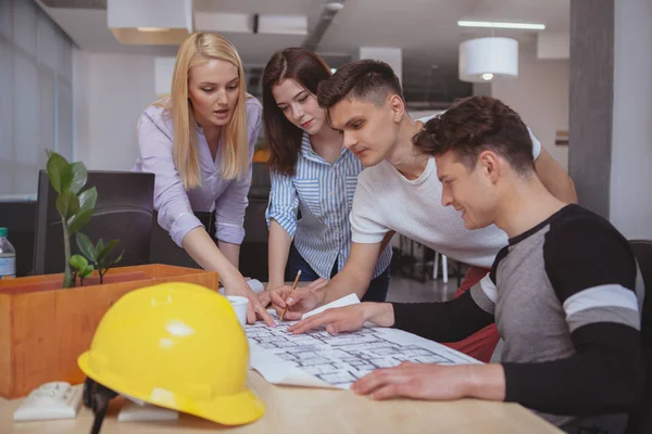 Werkgroep ingenieurs werkt samen op kantoor — Stockfoto