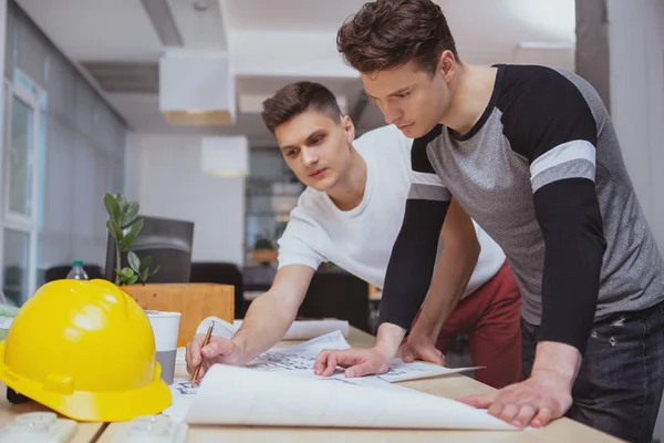 Werkgroep ingenieurs werkt samen op kantoor — Stockfoto