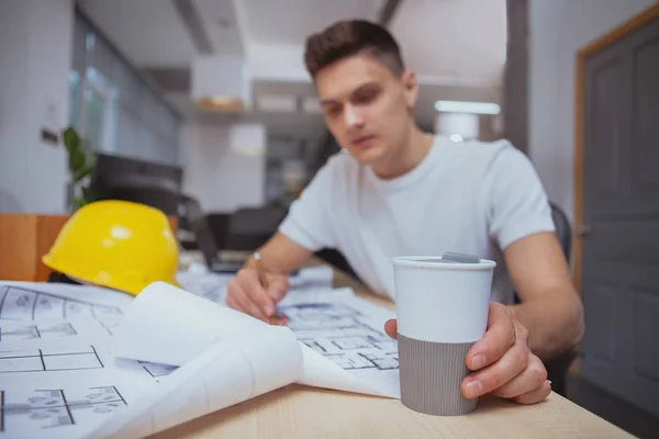 Succesvolle architect werkt aan blauwdrukken op kantoor — Stockfoto