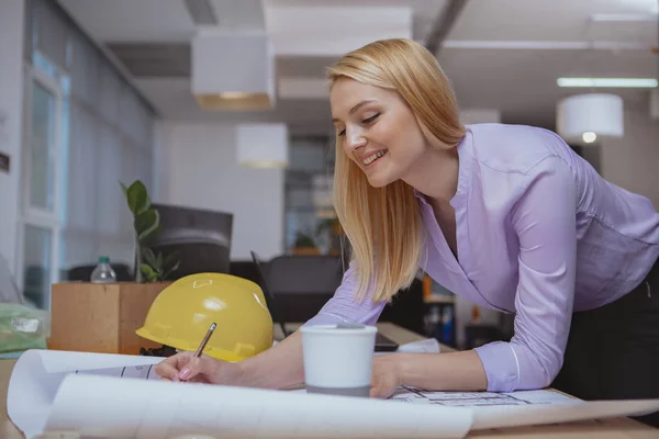 Erfolgreicher Architekt arbeitet im Büro an Entwürfen — Stockfoto