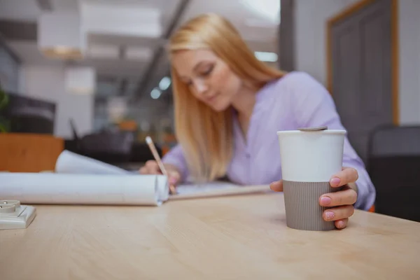 Architektin im Büro — Stockfoto