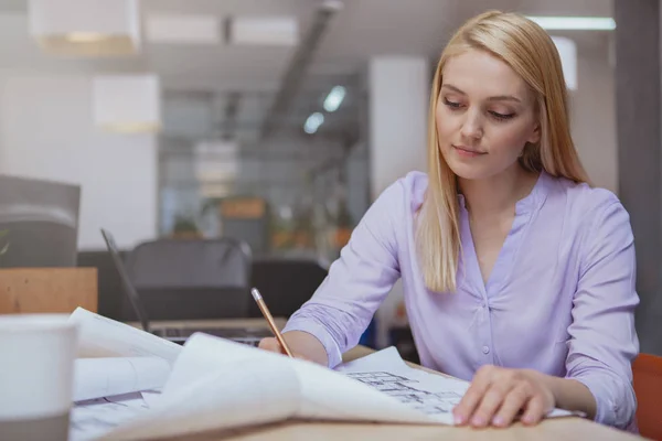 Erfolgreicher Architekt arbeitet im Büro an Entwürfen — Stockfoto