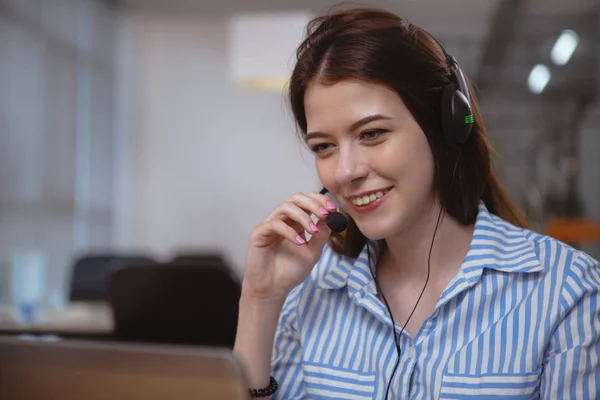 Freundlicher Kundenbetreuer mit Headset, das auf Abruf arbeitet — Stockfoto
