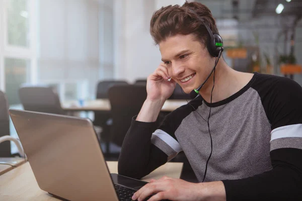 Friendly customer support operator with headset working at call — Stock fotografie