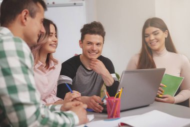 Üniversite sınıfında birlikte okuyan bir grup genç.