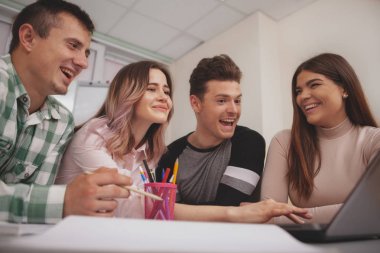 Üniversite sınıfında birlikte okuyan bir grup genç.