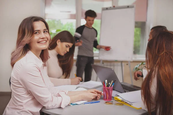 Grupo de jóvenes que estudian juntos en el aula universitaria —  Fotos de Stock