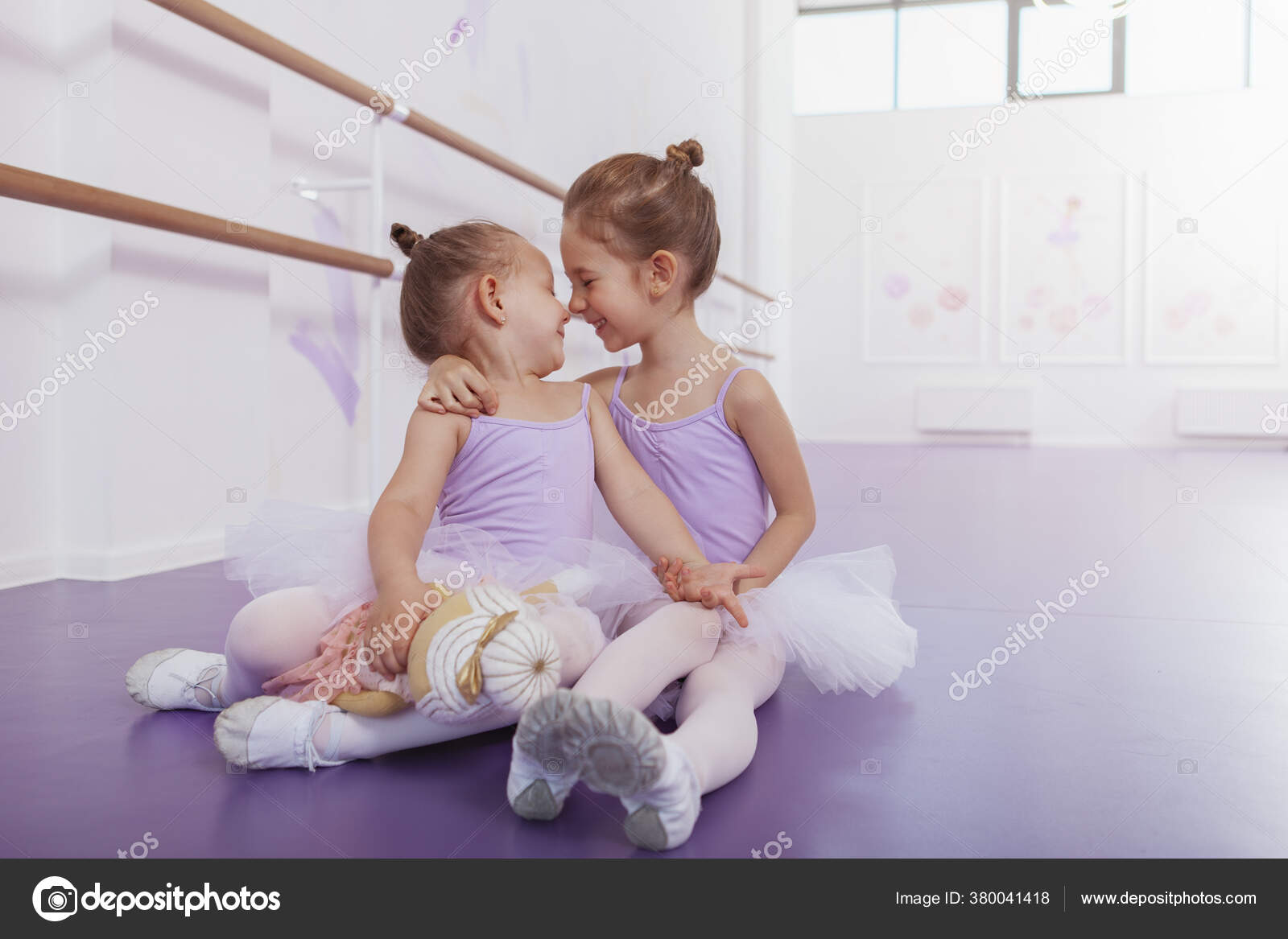 Jolie Jeune Fille Ballerine Calinant Avec Petite S ur L ecole Danse Photo de stock par zeroteam13 gmail 380041418