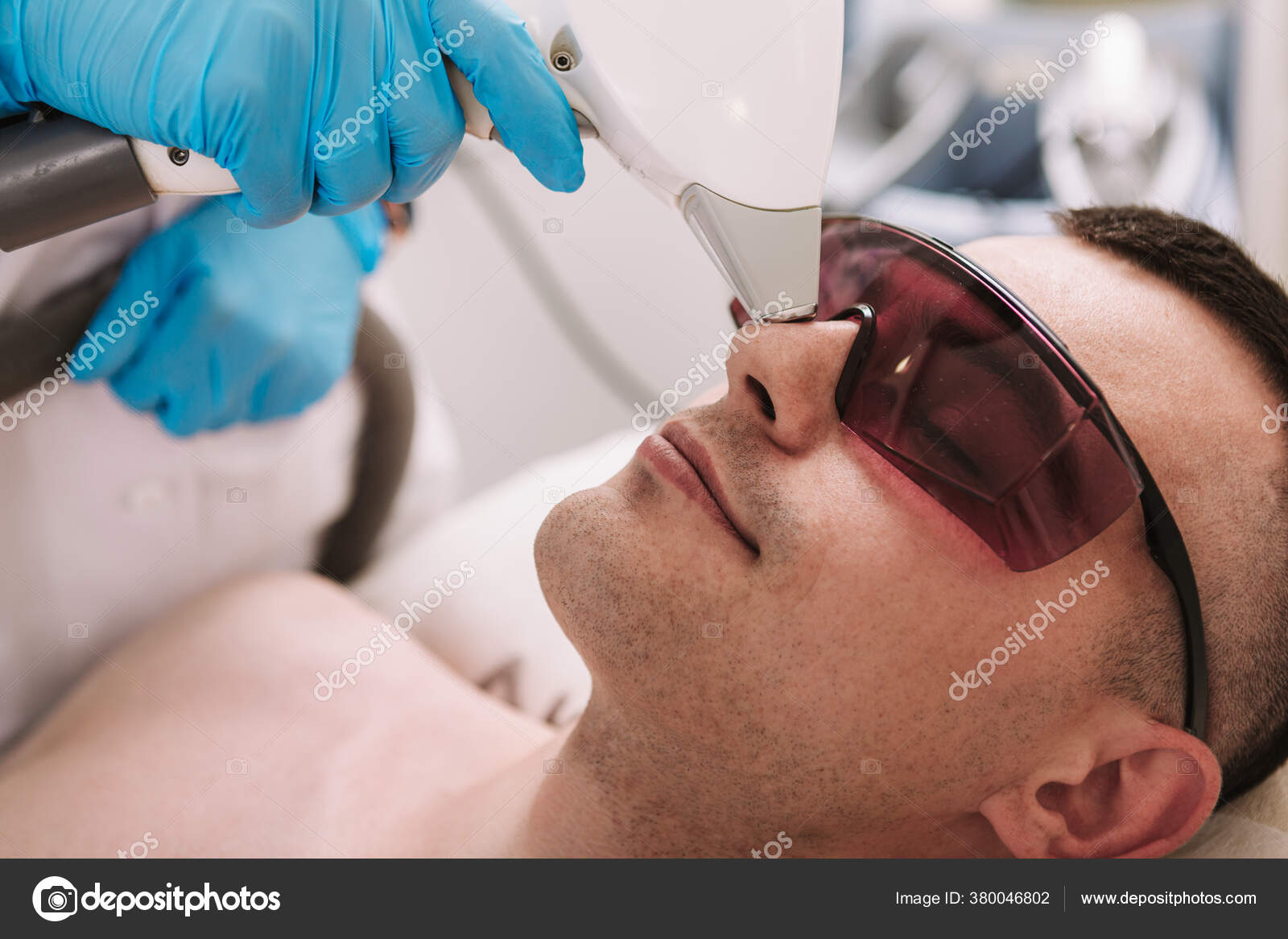 Cropped Close Young Man Removing Hair His Nose Beauty Salon Stock Photo by  ©zeroteam13@ 380046802