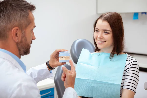 Beauitful Cheerful Young Woman Smiling Her Dentist Mature Dentist Talking — Stock Photo, Image