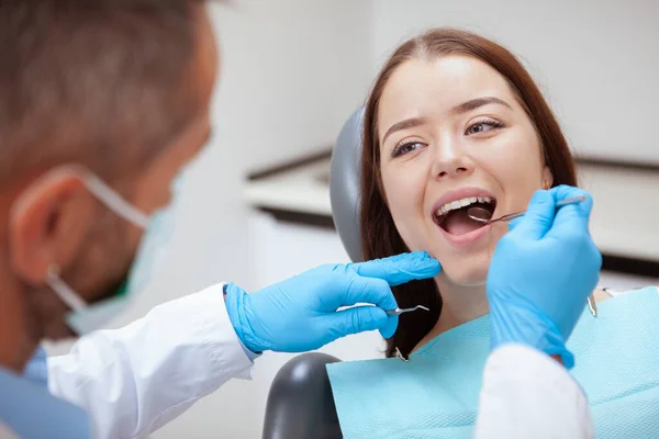 Close Uma Linda Jovem Mulher Com Dentes Examinados Pelo Dentista — Fotografia de Stock