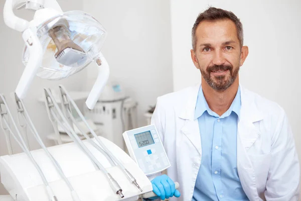 Yakışıklı Olgun Erkek Dişçi Ofisinde Kameraya Neşeyle Gülümsüyor Diş Hekimliği — Stok fotoğraf