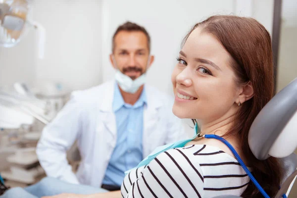 Encantadora Mujer Feliz Sonriendo Cámara Sentada Silla Dental Después Del —  Fotos de Stock