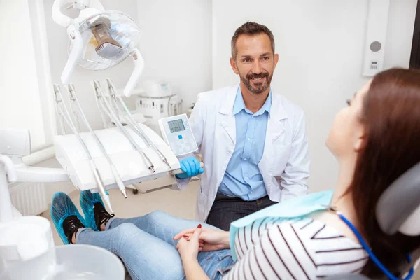 Atrakcyjny Przyjazny Dentysta Rozmawiający Pacjentką Podczas Badania Stomatologicznego — Zdjęcie stockowe