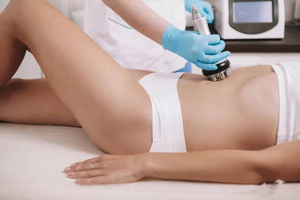 여성의 아름다운 피부를 사용되는 Lifting 기계를 사용하여 스냅된 치료를 — 스톡 사진