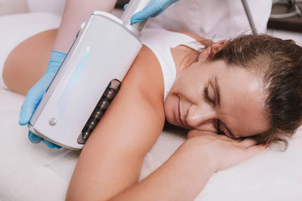 Primer Plano Una Hermosa Mujer Madura Relajando Una Clínica Belleza — Foto de Stock