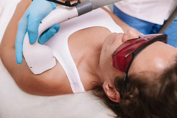 Schnappschuss Einer Frau Die Sich Einer Schönheitsklinik Einer Körperhaarentfernung Unterzieht — Stockfoto