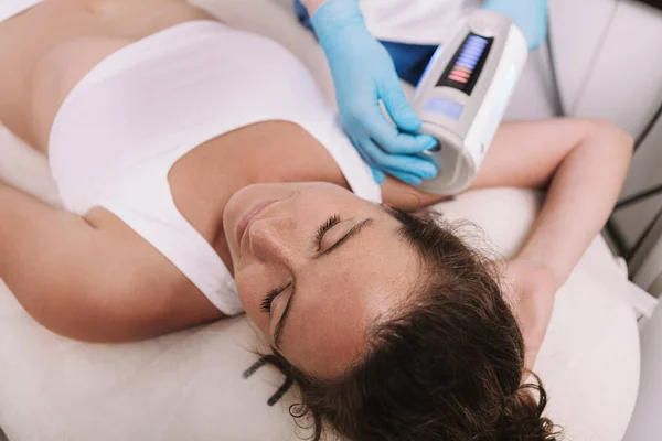 Mujer Madura Que Relaja Clínica Belleza Recibiendo Tratamiento Adelgazamiento Cuerpo — Foto de Stock