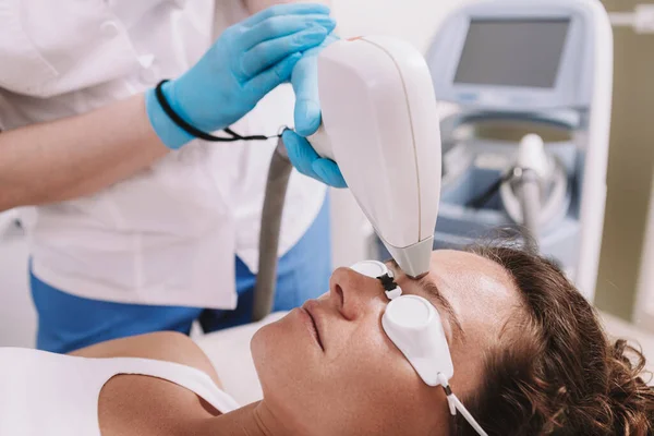 Tiro Recortado Cosmetologista Remover Pêlos Faciais Uma Cliente Feminina Mulher — Fotografia de Stock