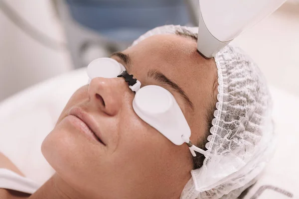 Recortado Cerca Una Mujer Madura Sonriendo Conseguir Pelo Facial Eliminado — Foto de Stock