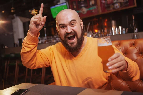 Bärtiger Gut Gelaunter Mann Feiert Sieg Seiner Lieblingsfußballmannschaft Sportsbar — Stockfoto