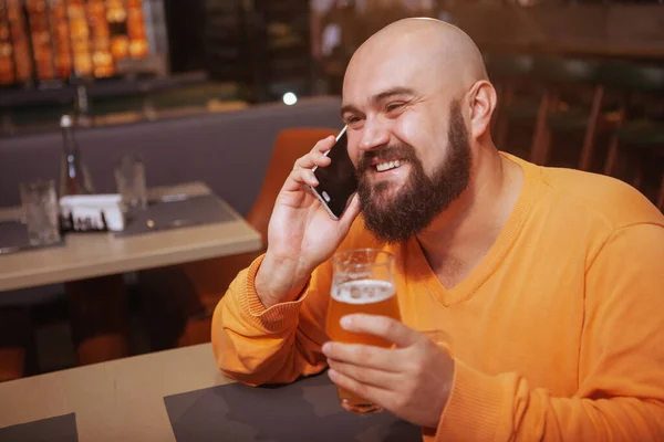 Счастливый Человек Смеется Пьет Пиво Разговаривает Телефону Баре Копирует Пространство — стоковое фото